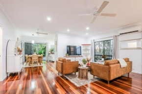 Agnes Bliss - Stunning, Central Four-Bedroom Beach House in Sunny Agnes Water
